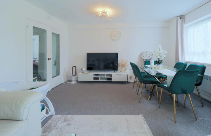 2 Bedroom Flat To Rent In Elstree House, Dennis Ln, Stanmore, HA7