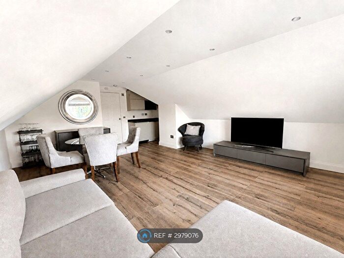 2 Bedroom Flat To Rent In Manning House, Teddington, TW11