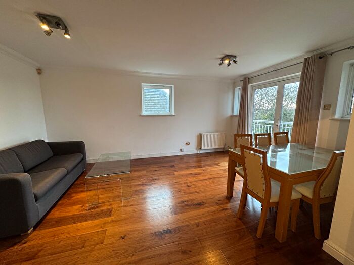 3 Bedroom Flat To Rent In Queens Road, London, NW4