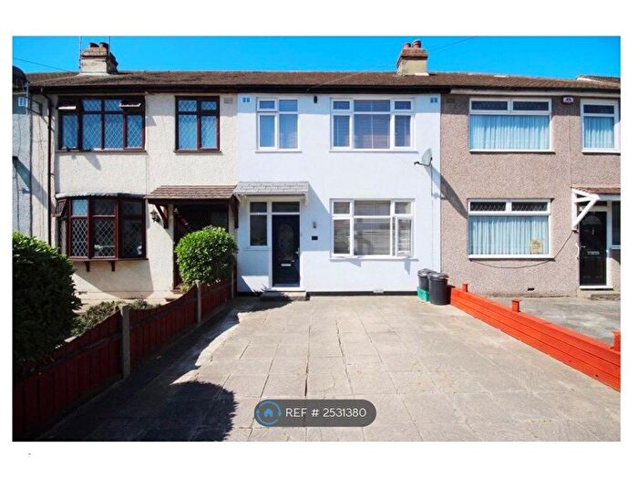 3 Bedroom Terraced House To Rent In Beechwood Gardens, Essex, RM13