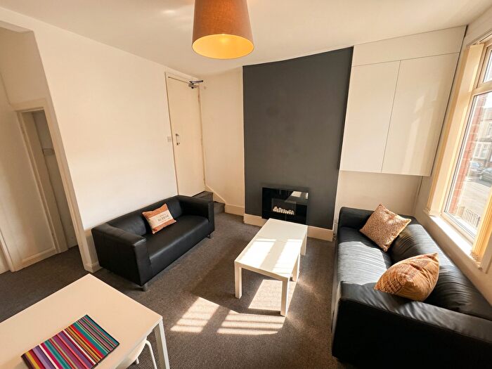 3 Bedroom House To Rent In Ednaston Road - Bed, Dunkirk, East Midlands, NG7