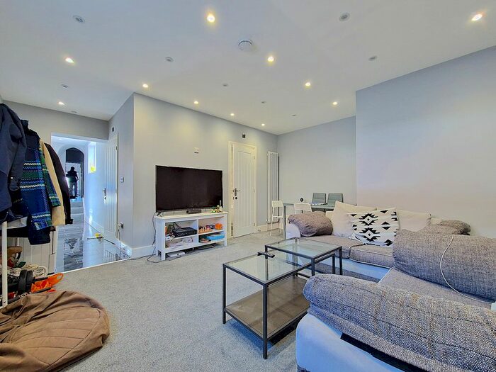 4 Bedroom Flat To Rent In Mile End Road, London, Stepney Green, E1