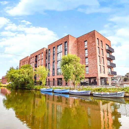 2 Bedroom Flat For Sale In Wharf Road, Altrincham, Cheshire, WA14