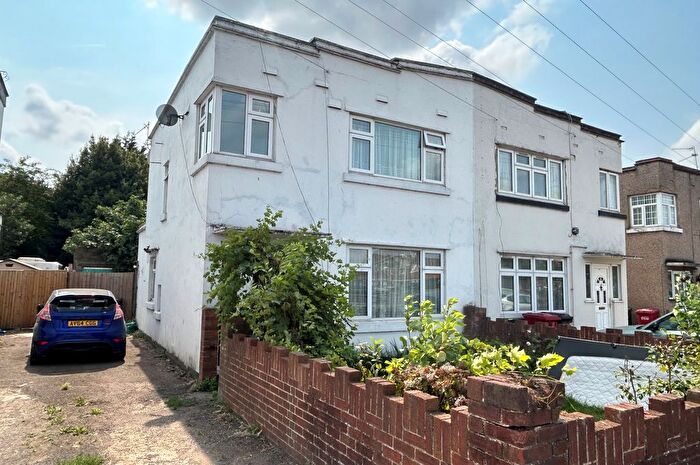 3 Bedroom Semi-Detached House For Sale In Bath Road, Slough, SL1