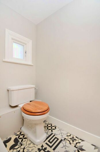 1 Bedroom Maisonette For Sale In Barry Road, East Dulwich, London, SE22