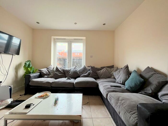 7 Bedroom Terraced House To Rent In May Street, Cathays, CF24