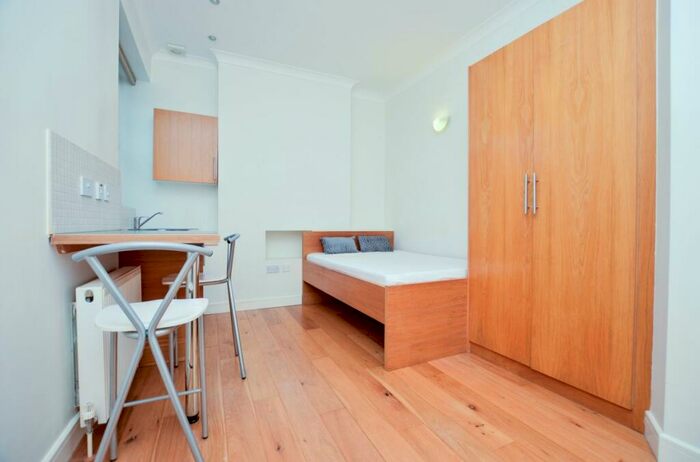 Apartment To Rent In Golders Way, Golders Green, NW11