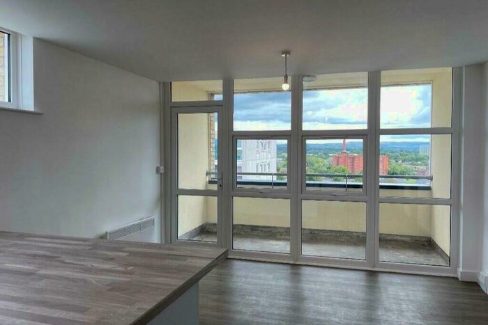 2 Bedroom Flat To Rent In Oldham Road, Manchester, Greater Manchester, M40