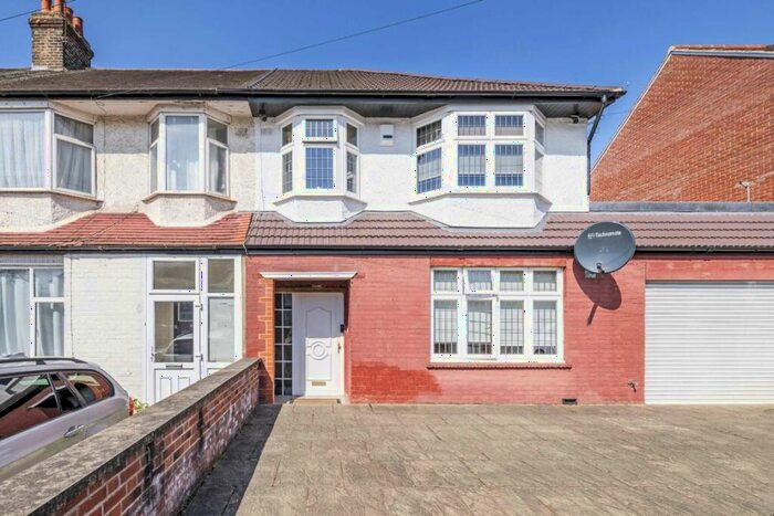 3 Bedroom Semi-Detached House To Rent In Melville Gardens, London, N13