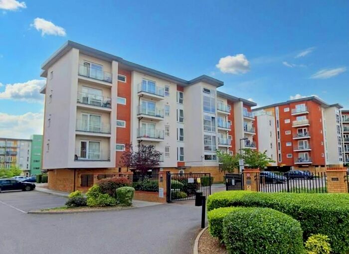 2 Bedroom Flat For Sale In Clarkson Court, Hatfield, AL10