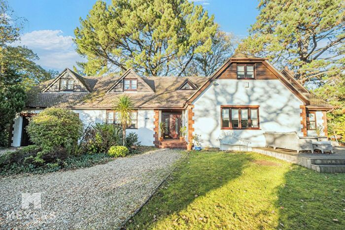 5 Bedroom Chalet For Sale In Whincroft Drive, Ferndown, BH22