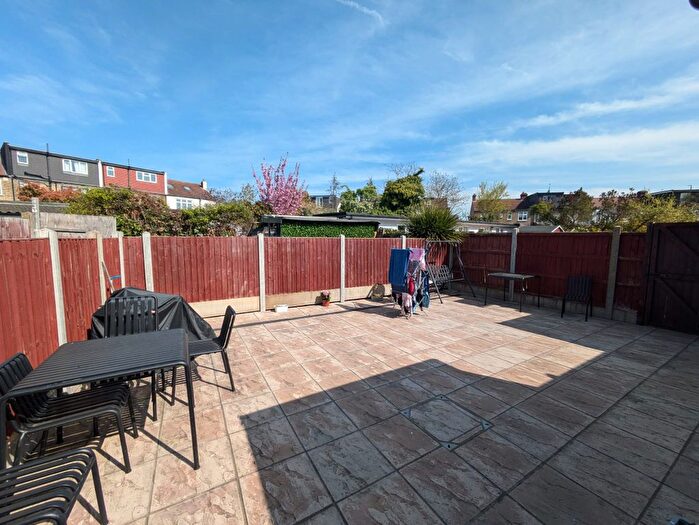 4 Bedroom Flat To Rent In Avery Gardens, Gants Hill, Redbridge, IG2