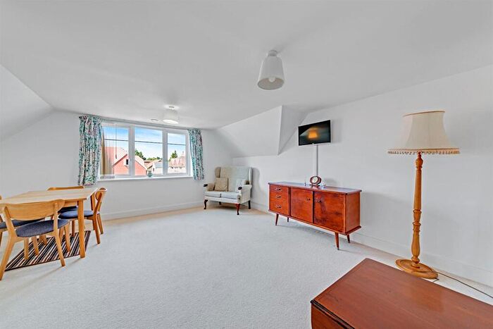 2 Bedroom Apartment For Sale In Limpsfield Road, Sanderstead, South Croydon, CR2