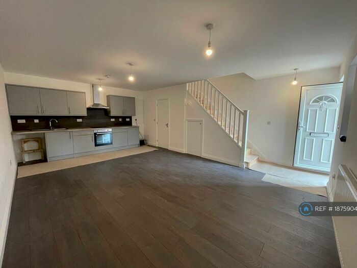 2 Bedroom Flat To Rent In High Road, London, N22