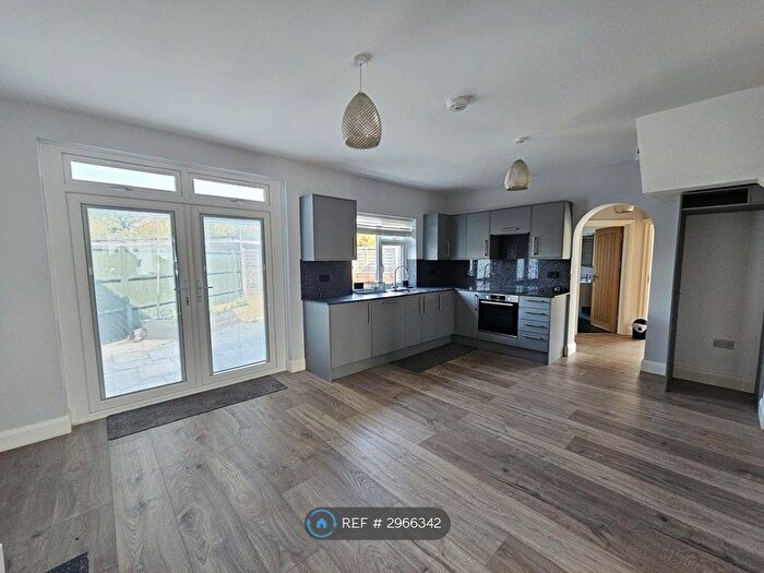 2 Bedroom Flat To Rent In Connaught Avenue, Enfield, EN1