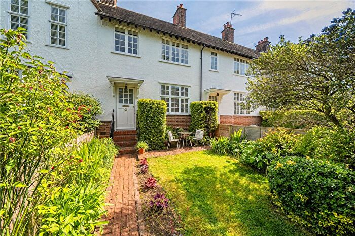 3 Bedroom Terraced House For Sale In Fowlers Walk, Ealing, W5