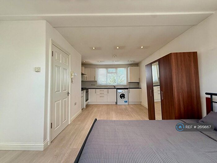 Studio To Rent In Watford Way, London, NW4