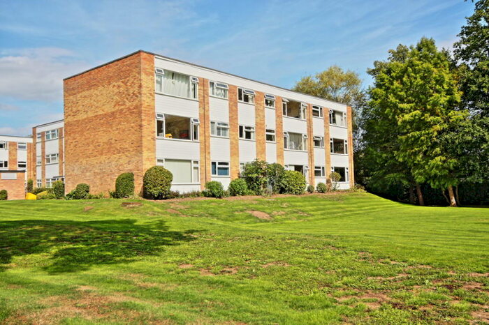 2 Bedroom Flat To Rent In Davos Close, Woking, GU22