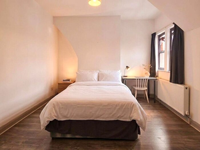 4 Bedroom House Of Multiple Occupation To Rent In Coronation Street, Salford, M5