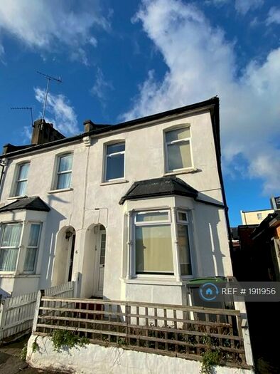 3 Bedroom End Of Terrace House To Rent In Palace Road, London, N11