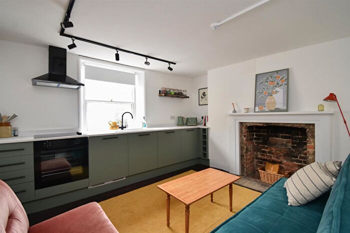 2 Bedroom Flat To Rent In Albion Lane, Hastings, TN34