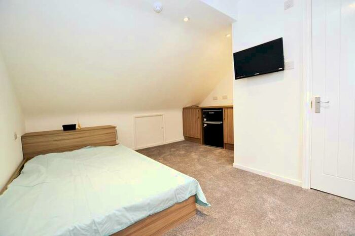 1 Bedroom House To Rent In Spring Grove Road, Hounslow, TW3