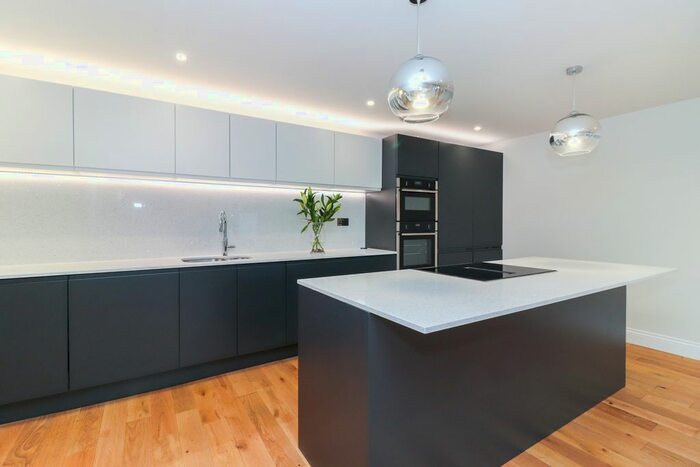 2 Bedroom Flat To Rent In Lower House, Gerrards Cross, SL9