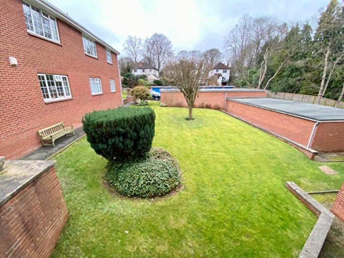 2 Bedroom Flat To Rent In Linden Court, Hollin Lane, Leeds, LS16