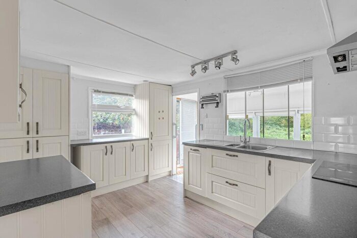 1 Bedroom Park Home For Sale In Western Avenue, Chertsey, KT16