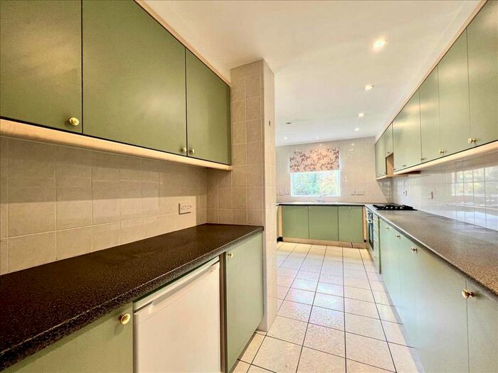 2 Bedroom Bungalow For Sale In Highlands Estate, Leigh On Sea, Essex, SS9