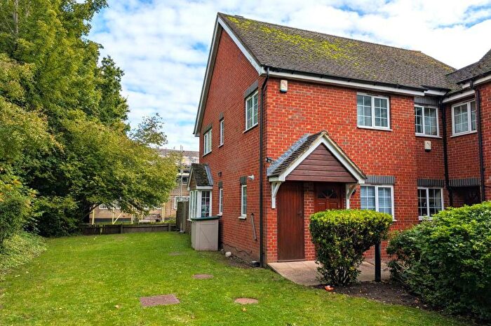 3 Bedroom End Of Terrace House To Rent In Woking, Surrey, GU21