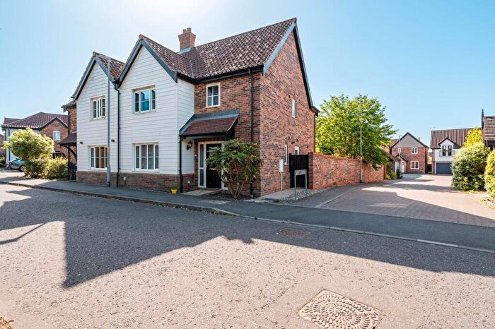 3 Bedroom Semi-Detached House For Sale In Potters Way, Poringland, NR14