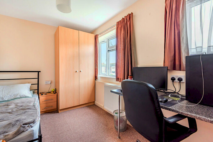 4 Bedroom Semi-Detached House To Rent In Cabell Road, Guildford, GU2