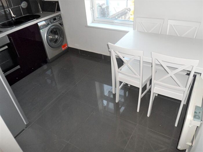 2 Bedroom Flat To Rent In Lower Addiscombe Road, Croydon, CR0