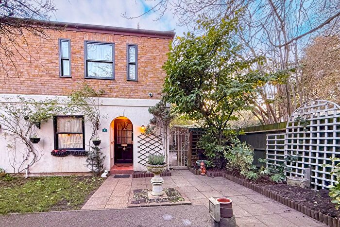 3 Bedroom End Terrace House For Sale In Staines-Upon-Thames, Surrey, TW18