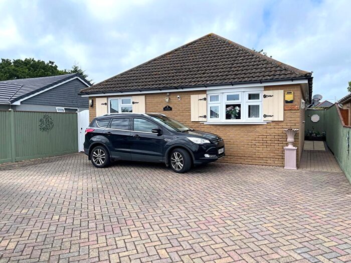 3 Bedroom Detached Bungalow For Sale In The Close, Holbury, SO45