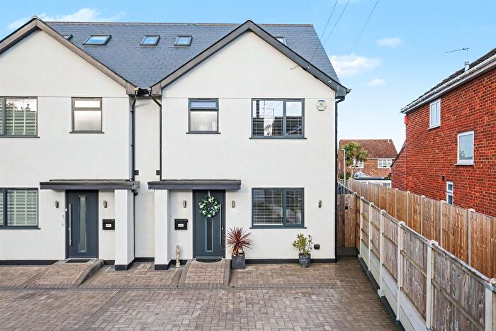 4 Bedroom Semi Detached House For Sale In Ashingdon Road, Rochford, SS4