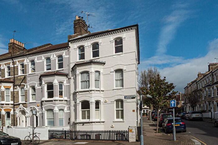 2 Bedroom Flat To Rent In Ilminster Gardens, Battersea, London, SW11