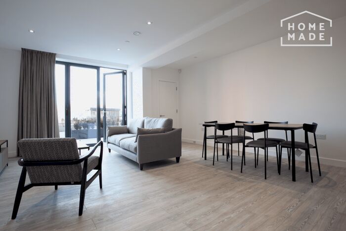 3 Bedroom Town House To Rent In Oxbow, Salford, M5