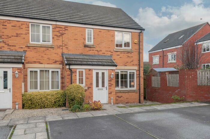 3 Bedroom Town House To Rent In Barrowby Close, Garforth, Leeds, LS25