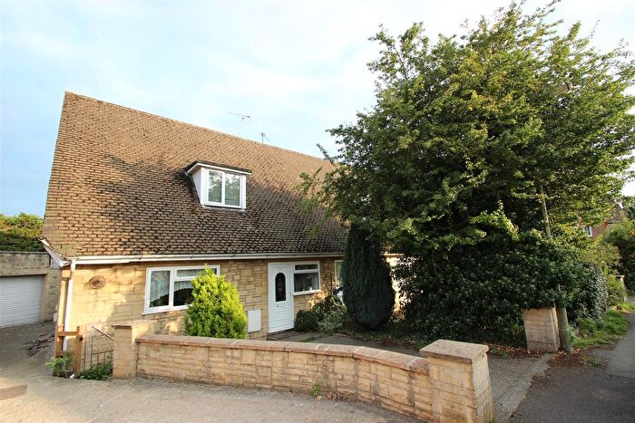 3 Bedroom Property To Rent In Cherry Tree Close, Southmoor, Abingdon, Oxfordshire, OX13