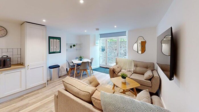 4 Bedroom Flat To Rent In Basement Flat, , Whiteladies Road, BS8