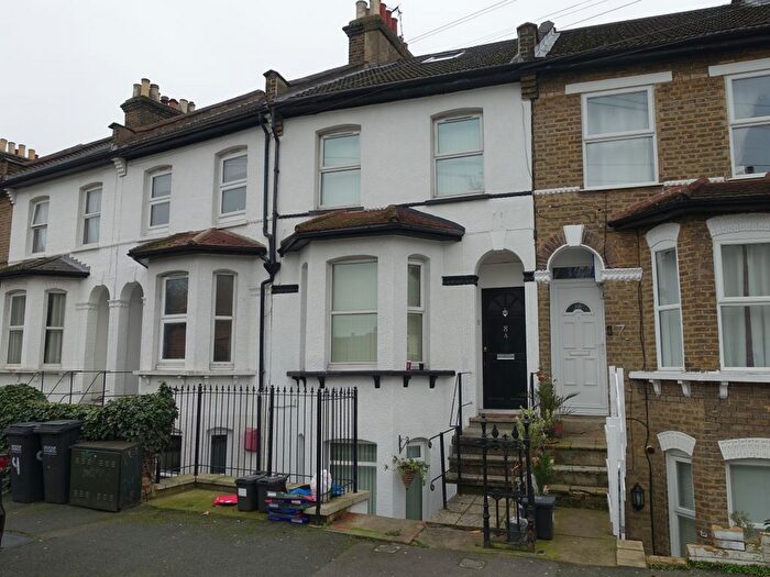 3 Bedroom Maisonette To Rent In Oval Road, Croydon, CR0