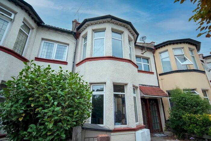2 Bedroom Flat To Rent In Fairmead Avenue, Westcliff-On-Sea, SS0