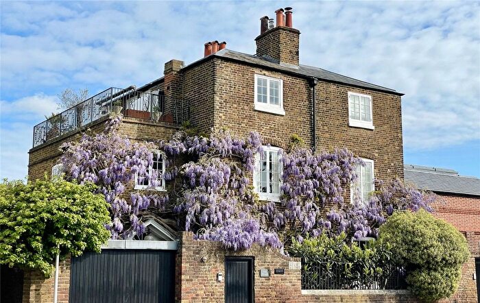 5 Bedroom Detached House For Sale In Hampton Court Road, East Molesey, KT8