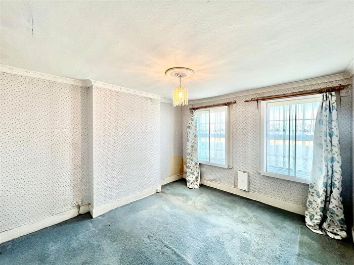 3 Bedroom End Terrace House For Sale In Hanworth Road, Hounslow, TW3
