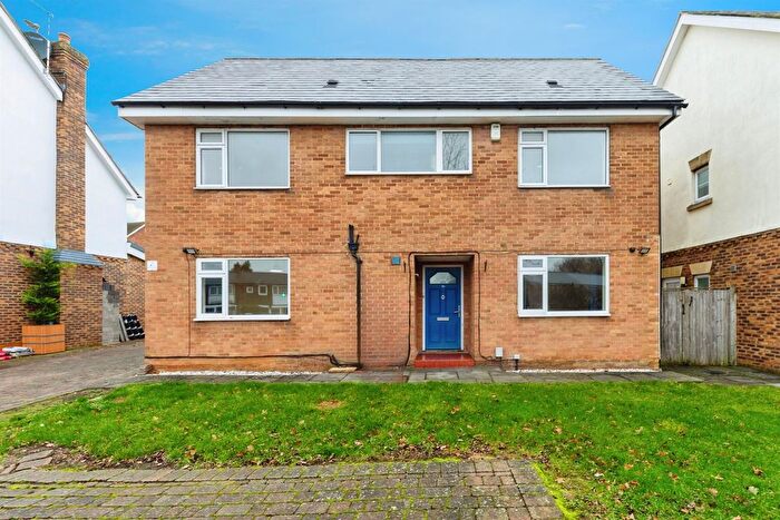 4 Bedroom Detached House For Sale In Woods Avenue, Hatfield, AL10