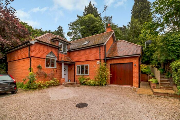 4 Bedroom Detached House To Rent In Pembroke Road, Woking, Surrey, GU22