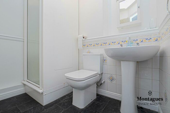 1 Bedroom Flat To Rent In Centre Drive, Epping, CM16