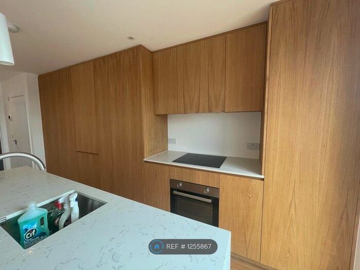 4 Bedroom Semi-Detached House To Rent In Taunton Avenue, Luton, LU2